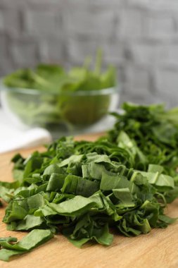 Masada yeni kesilmiş atkuyruğu olan tahta, yakın plan.