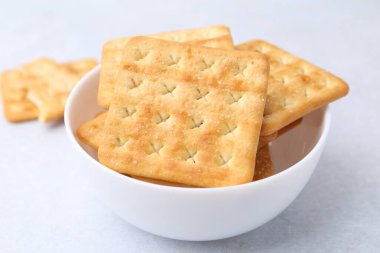 Beyaz masada lezzetli tuzlu krakerler, yakın plan.