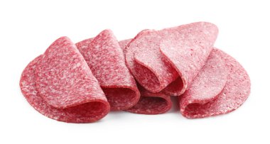 Beyaz üzerine izole edilmiş lezzetli füme sosis dilimleri.