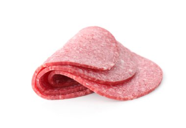 Beyaz üzerine izole edilmiş lezzetli füme sosis dilimleri.