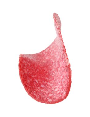 Beyaz üzerine izole edilmiş lezzetli füme sosis dilimi.