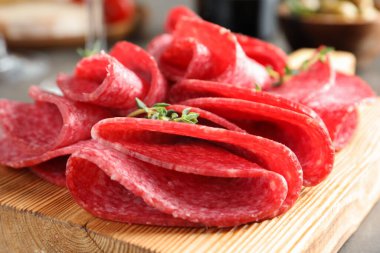 Sofrada servis edilen lezzetli sosisler, yakın plan.