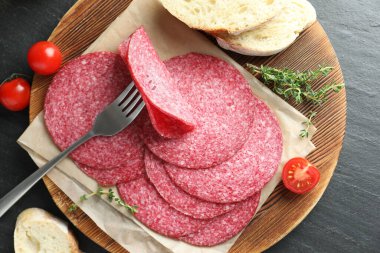 Lezzetli füme sosis, ekmek, domates ve kekik dilimleri.