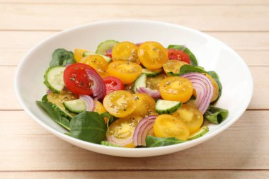 Tahta masada sarı domatesli taze salata, yakın plan.