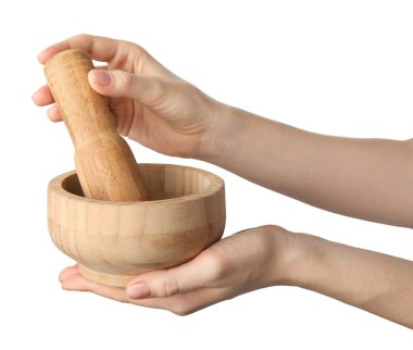 Hafif arka planda havan topu ve tokmağı olan kadın, yakın plan.