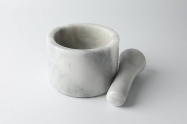 Beyaz arkaplanlı mermer havan topu, yakın plan