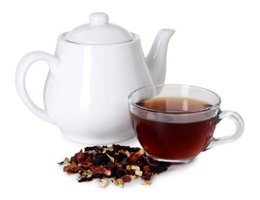 Cam fincanda nefis bitkisel çay, çaydanlık ve kuru yapraklar beyaz üzerine izole edilmiş.