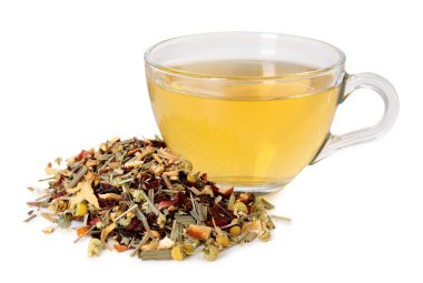 Cam fincanda nefis bitki çayı ve beyaz yaprakların üzerinde kuru yapraklar.