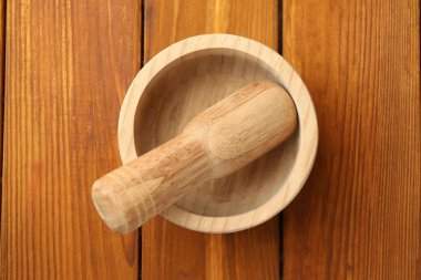 Havan topu ve tokmak ahşap masa, üst manzara