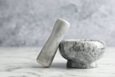 Havan topu ve tokmak beyaz mermer masa, yakın çekim