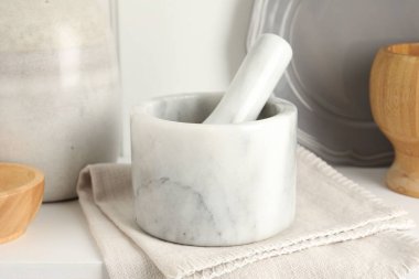 Beyaz masa üzerinde mermer harç ve tokmak kapalı, yakın çekim