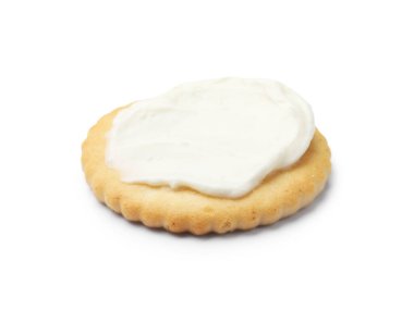 Krem peynirli leziz bir kraker beyaza izole edilmiş.