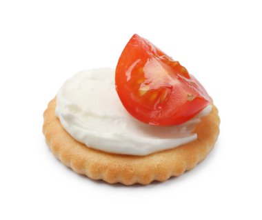 Bir krem peynirli ve domatesli leziz kraker.
