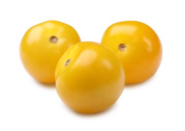 Olgun sarı kiraz domatesleri beyazlar üzerinde izole.