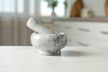 Havan topu ve tokmak beyaz mermer masa üzerinde mutfak, yakın çekim