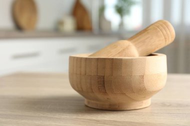 Havan topu ve tokmak mutfaktaki ahşap masa, yakın çekim