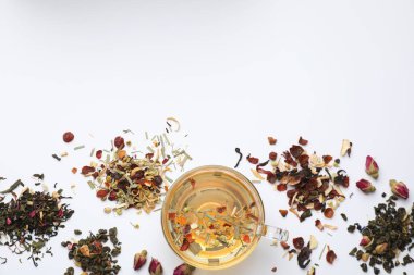 Lezzetli bitkisel çay ve beyaz arka planda farklı biralar, düz yatak. Metin için boşluk