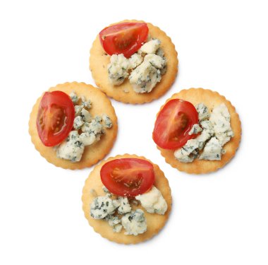 Mavi peynirli ve domatesli leziz krakerler beyaz, üst manzara