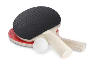 Ping pong raketleri ve topu beyaza izole edilmiş.