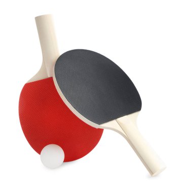 Ping pong raketleri ve topu beyaza izole edilmiş.