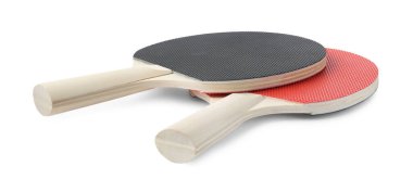 Beyaz üzerine izole edilmiş iki ping pong raketi.