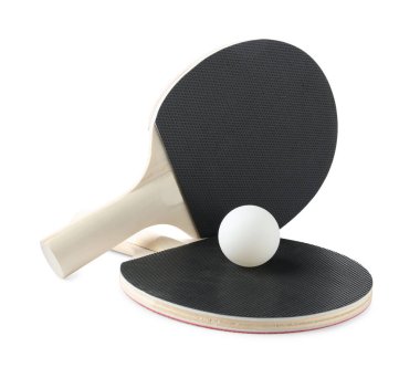 Ping pong raketleri ve topu beyaza izole edilmiş.