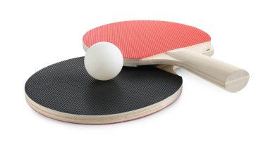 Ping pong raketleri ve topu beyaza izole edilmiş.