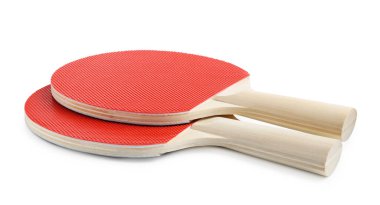 Beyaz üzerine izole edilmiş iki ping pong raketi.
