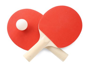 Masa tenisi raketleri ve top beyaz, üst görünümde izole