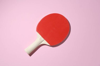 Pembe arka planda pinpon raketi, üst manzara.