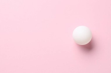 Pembe arka planda pinpon topu, üst manzara. Metin için boşluk
