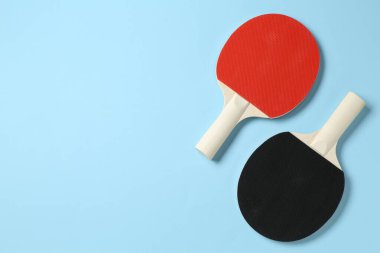 Açık mavi zemin üzerinde pinpon raketleri, düz yatıyordu. Metin için boşluk
