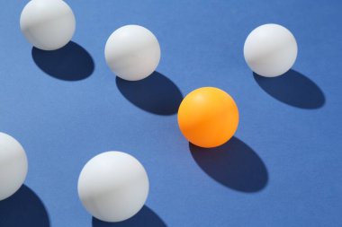 Mavi arkaplanda birçok ping pong topu, yakın plan