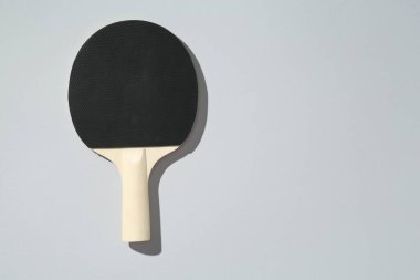 Arka planda bir pinpon raketi, üst manzara. Metin için boşluk