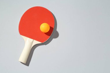 Ping pong raketi ve top arka planda, üst manzara. Metin için boşluk