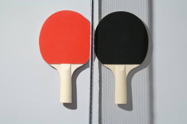 Masa tenisi raketleri ve arka planda ağ, üst görünüm
