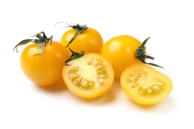 Olgun sarı kiraz domatesleri beyazlar üzerinde izole.