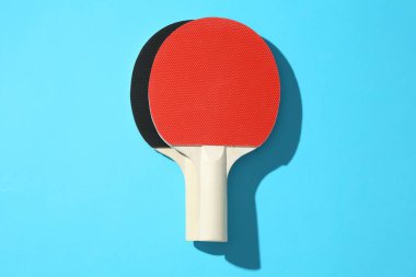 Mavi arkaplanda pinpon raketleri, üst görünüm