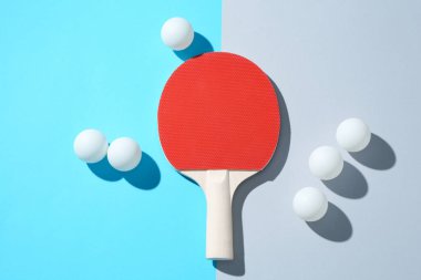 Renkli arka planda pinpon raketi ve topları düz yatıyordu.