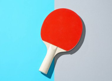 Renkli arka planda bir ping pong raketi, üst görünüm