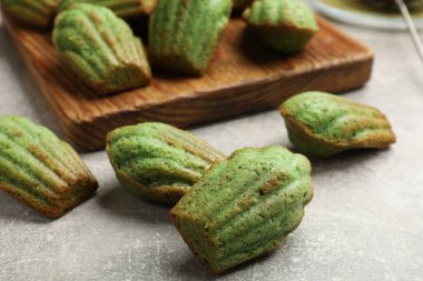 Açık gri masada nefis kibrit makarnalı kekler, yakın plan.