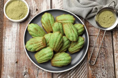 Lezzetli kibrit makarnalı kekler ahşap masada, düz yatıyordu.