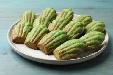 Açık mavi ahşap masada nefis kibrit makarnalı kekler, yakın plan.