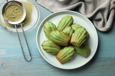 Açık mavi ahşap masa üzerinde leziz kibrit makarnalı kekler.