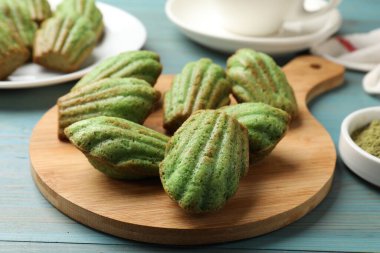 Açık mavi ahşap masada nefis kibrit makarnalı kekler, yakın plan.