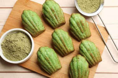 Hafif ahşap masada nefis kibrit makarnalı kekler.