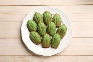 Hafif ahşap masada nefis kibrit makarnalı kekler.