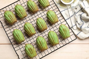 Lezzetli kibrit makarnalı kekler açık ahşap masada, düz yatıyordu.