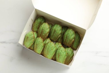 Lezzetli kibrit madelaine kekleri beyaz mermer masada, üst manzara