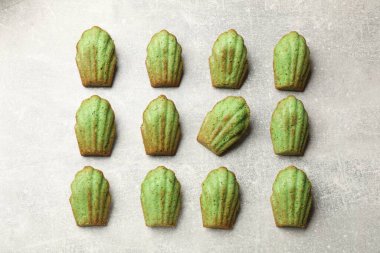 Lezzetli kibritli kek Işık masasında, düz yatıyordu